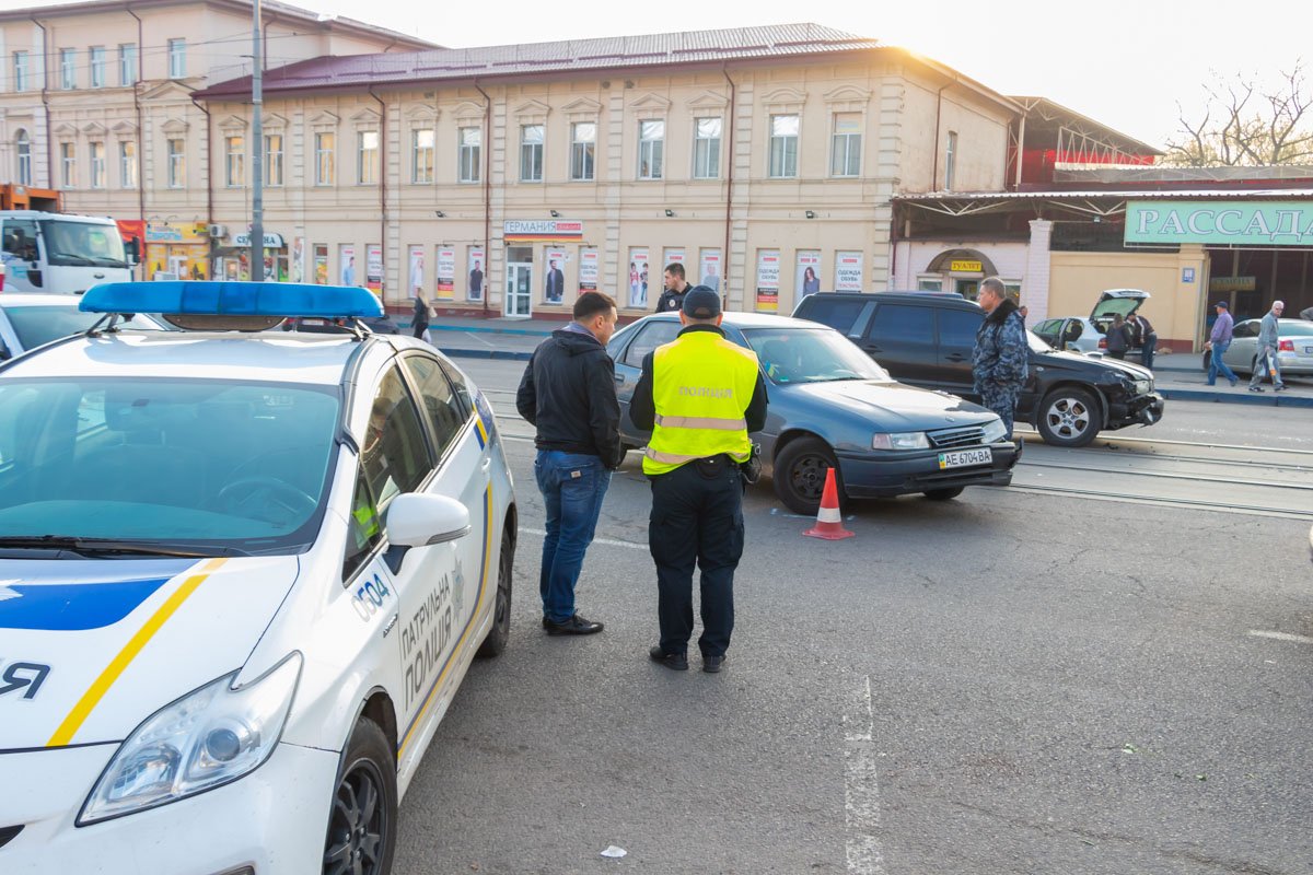 На трамвайных путях столкнулись Subaru и Opel На трамвайных путях столкнулись Subaru и Opel