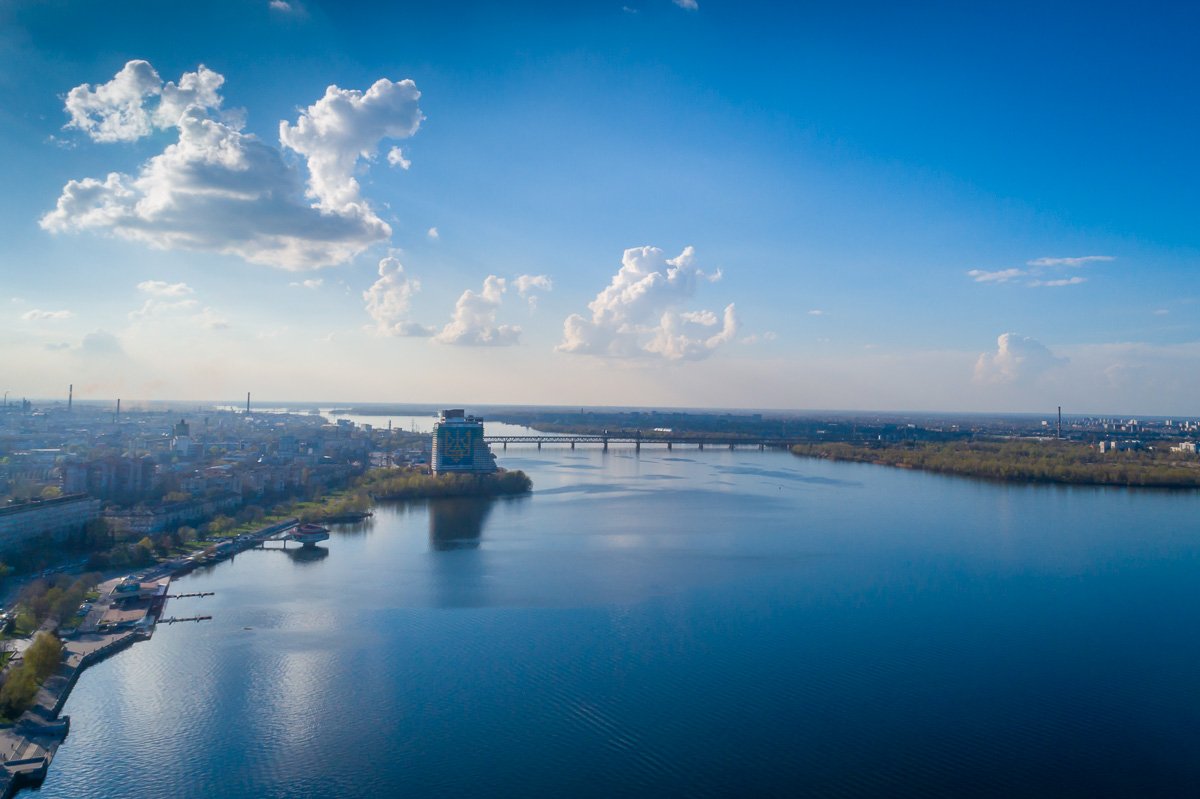 Каждый сам выбирает дорогу, Чтоб на встречу ему шагнуть.