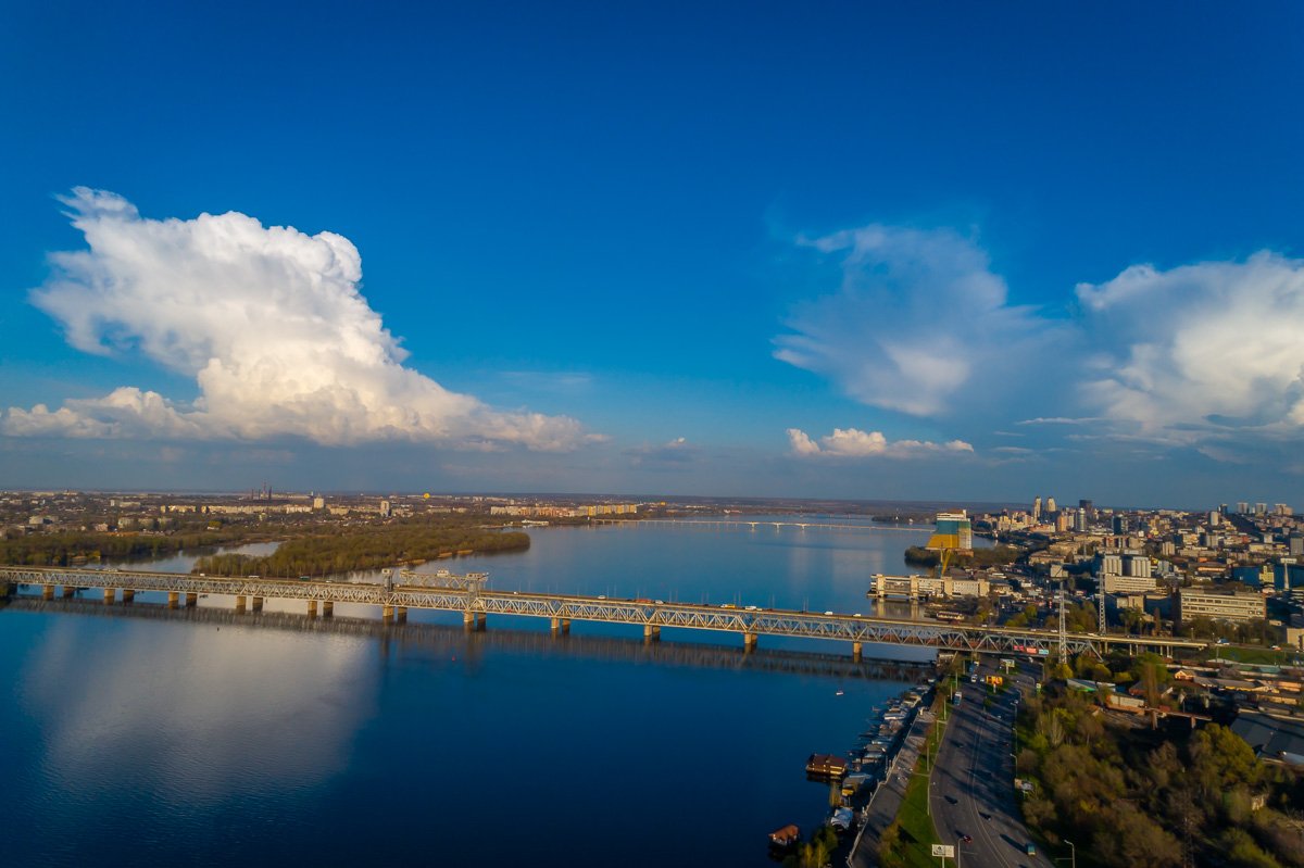 В человеке и это важно! Крайне искренне осознать, Что для счастья не нужно много, Если в людях его искать.