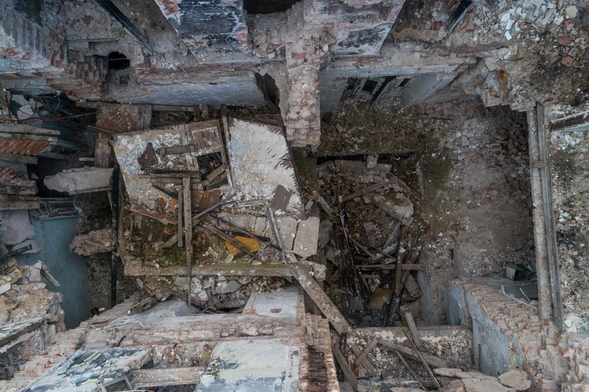 Здание потихоньку разрушается Здание потихоньку разрушается