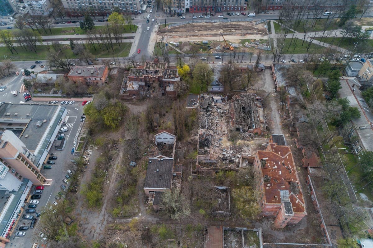 Соседнее здание и вовсе практически исчезло Соседнее здание и вовсе практически исчезло
