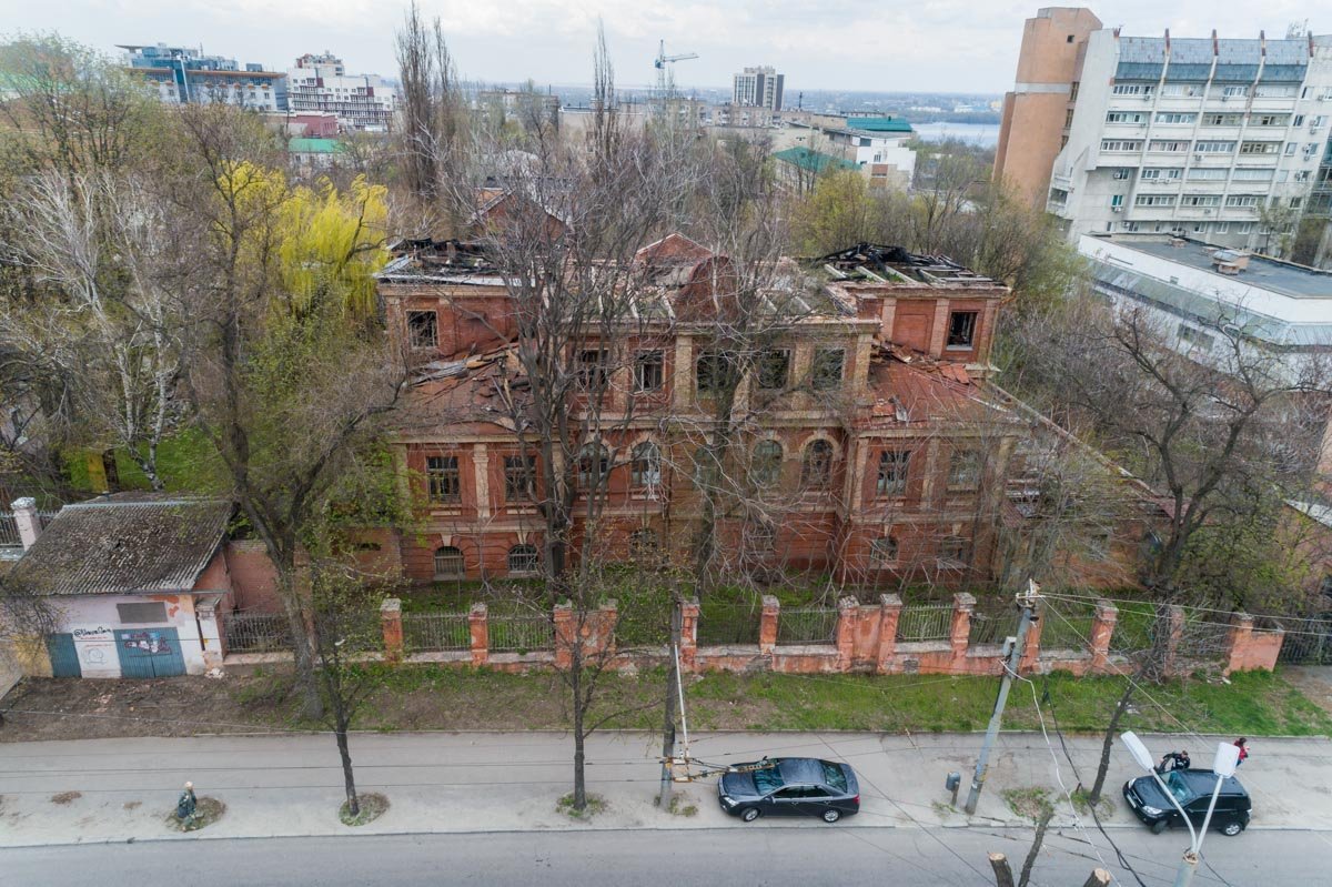 К зданию не так уж легко подобраться К зданию не так уж легко подобраться