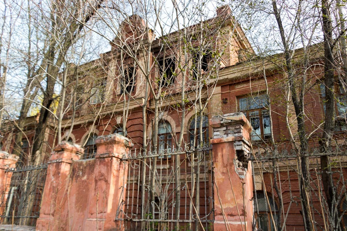 Строение обнесли забором Строение обнесли забором