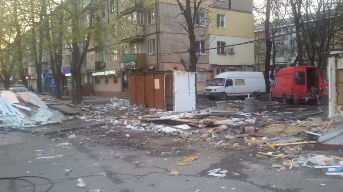 Подарок ко Дню космонавтики: на проспекте Гагарина в Днепре демонтировали наливайку, что стояла напротив символа мирного космоса 1