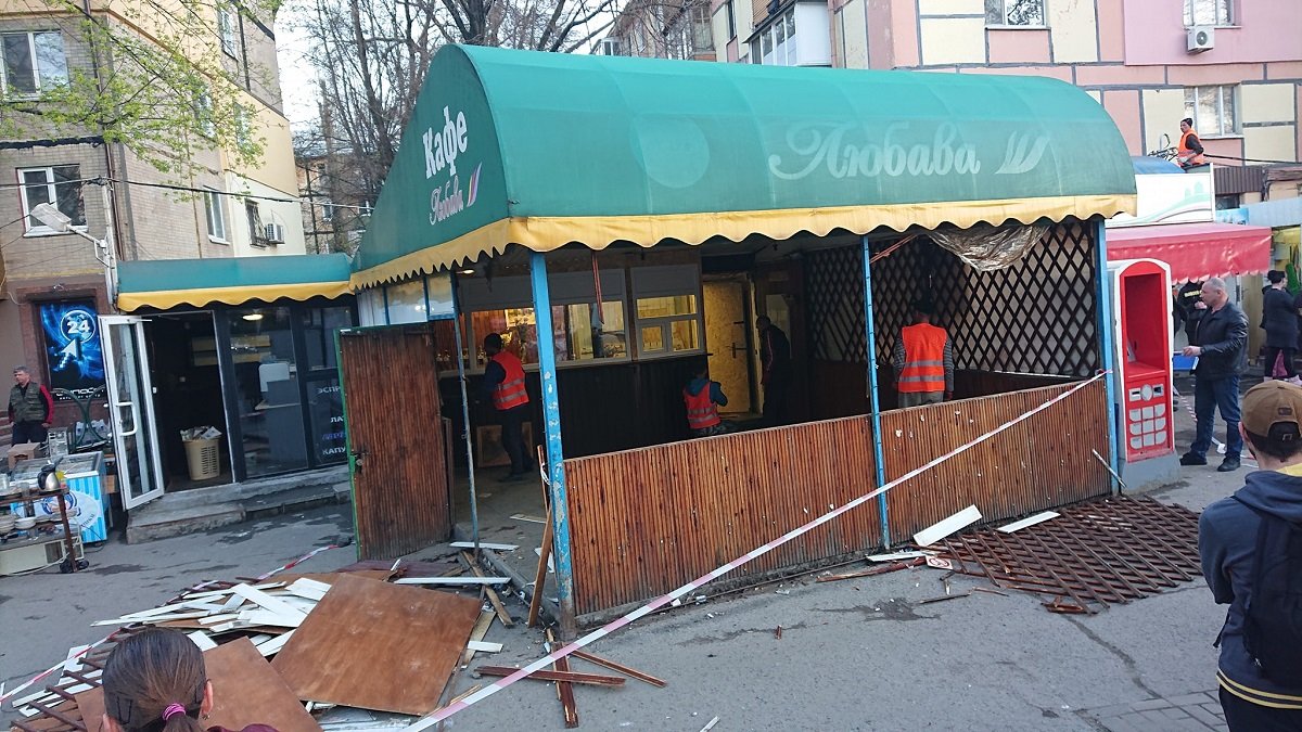 Подарок ко Дню космонавтики: на проспекте Гагарина в Днепре демонтировали наливайку, что стояла напротив символа мирного космоса 3