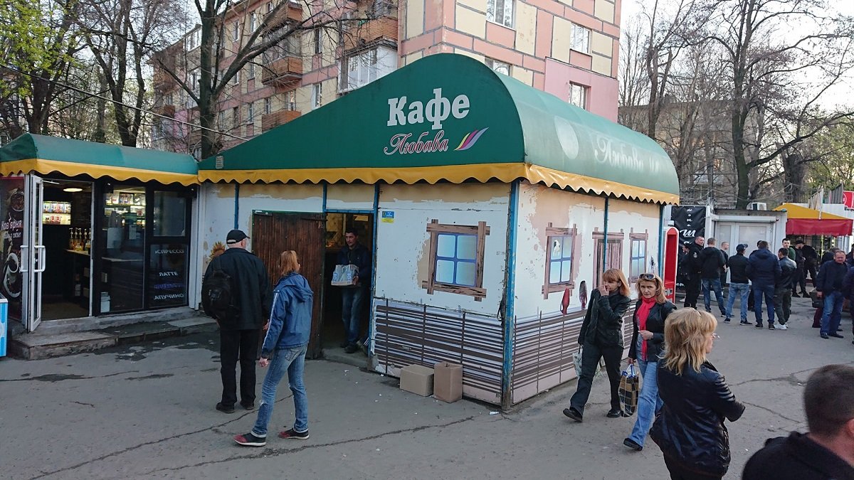 Подарок ко Дню космонавтики: на проспекте Гагарина в Днепре демонтировали наливайку, что стояла напротив символа мирного космоса 4