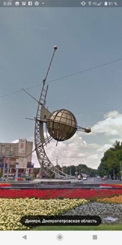 Подарок ко Дню космонавтики: на проспекте Гагарина в Днепре демонтировали наливайку, что стояла напротив символа мирного космоса 5