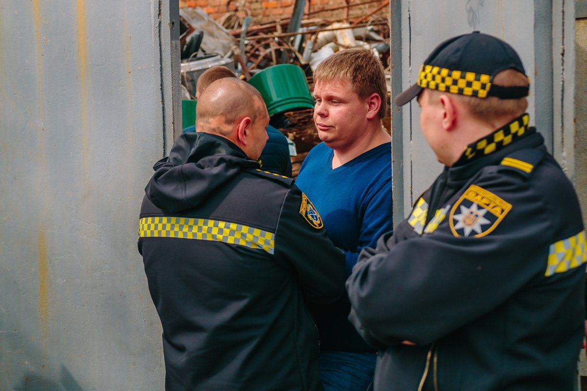 Владелец дома наполненного металлом убеждал присутствующих в том, что все дворовые атрибуты - это честно нажитое добро Владелец дома наполненного металлом убеждал присутствующих в том, что все дворовые атрибуты - это честно нажитое добро