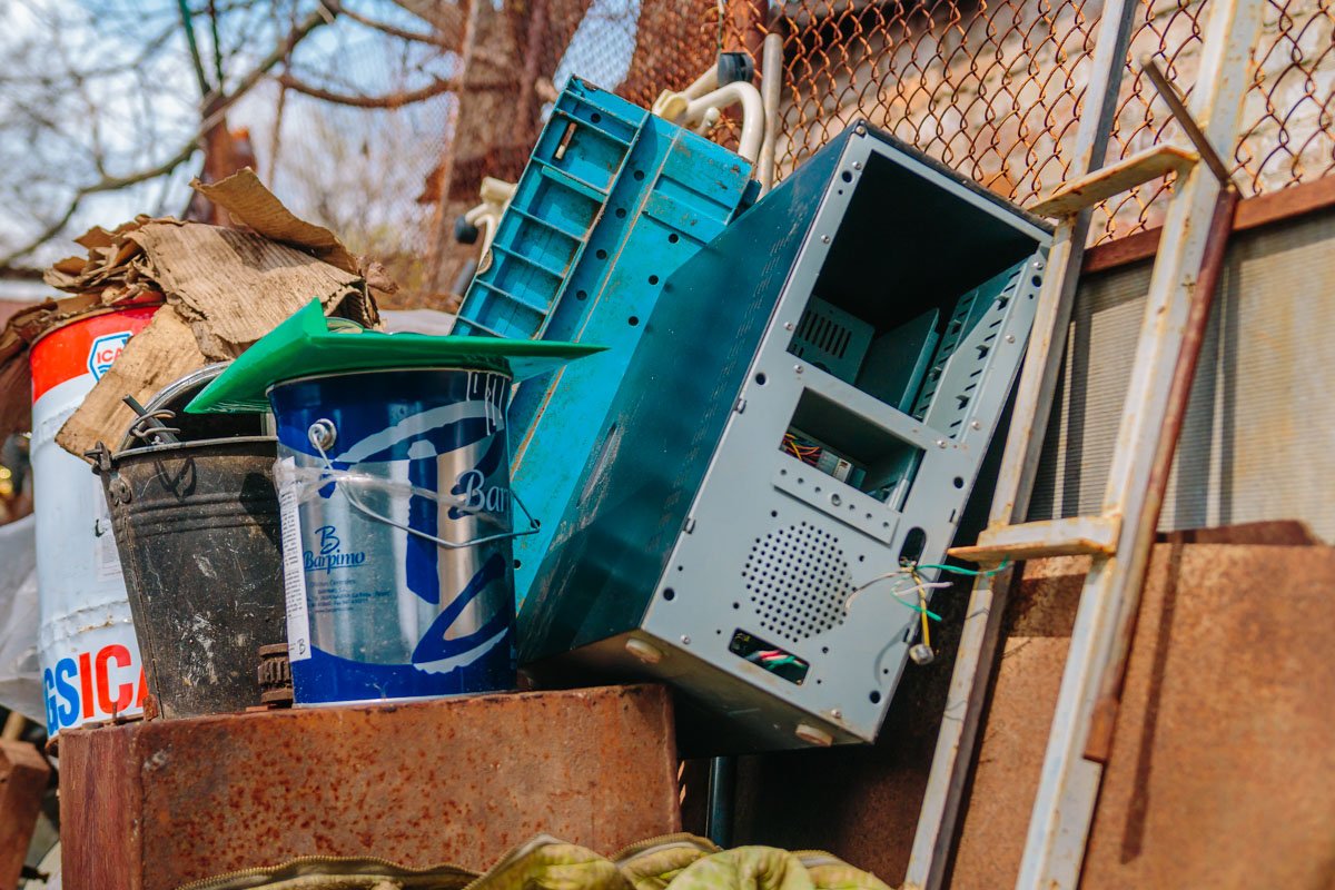 Семья уверена, что никто из правоохранителей не предоставил необходимых документов, подтверждающих законность обысков Семья уверена, что никто из правоохранителей не предоставил необходимых документов, подтверждающих законность обысков