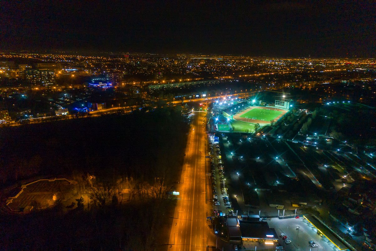 Проезжает сотни машин Проезжает сотни машин