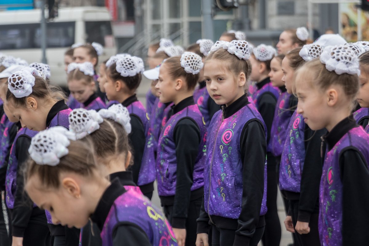 Все участники флешмоба - школьники Днепра Все участники флешмоба - школьники Днепра