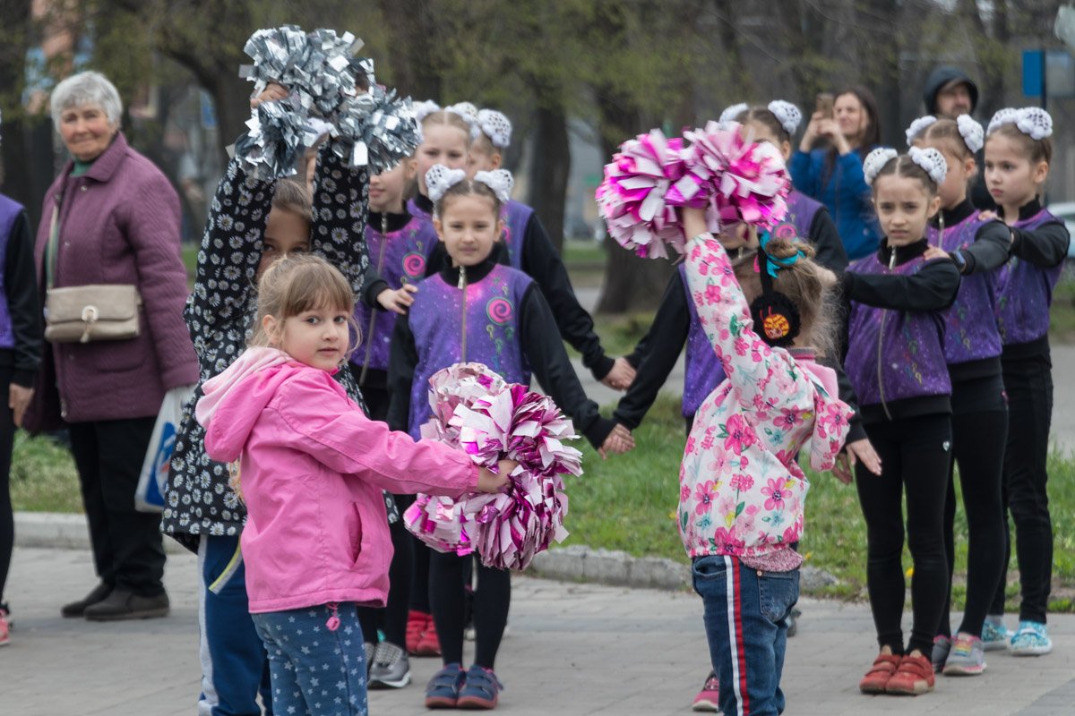 Девочки изображают звезды Девочки изображают звезды