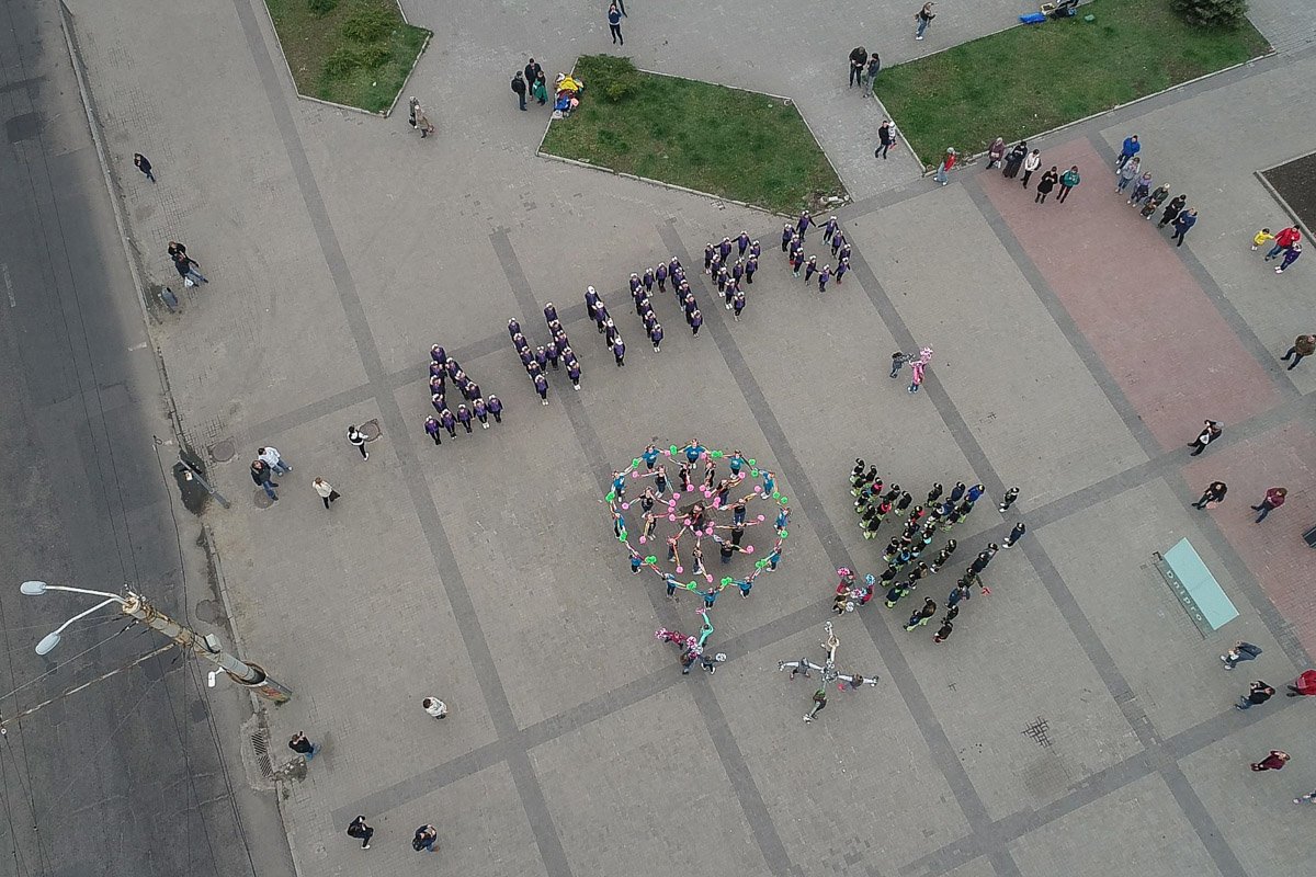 Участники создали слово "Дніпро", возле него - наша планета и ракета Участники создали слово "Дніпро", возле него - наша планета и ракета
