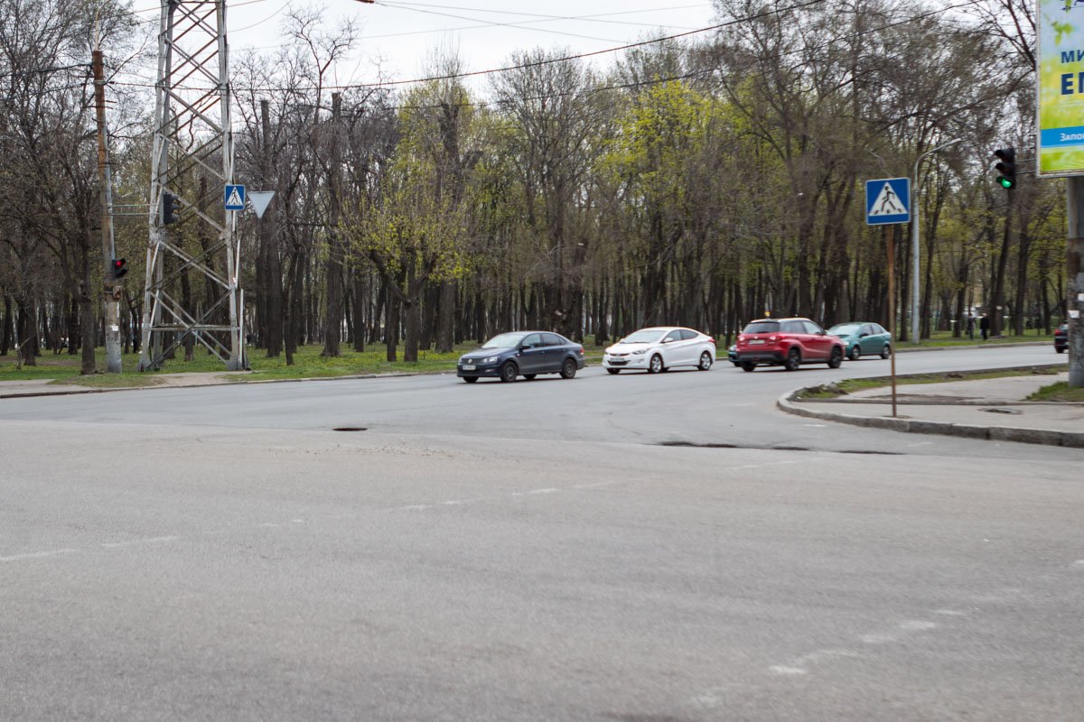 На перекрестке бульвара Звездного и проспекте Богдана Хмельницкого образовалась две ямы