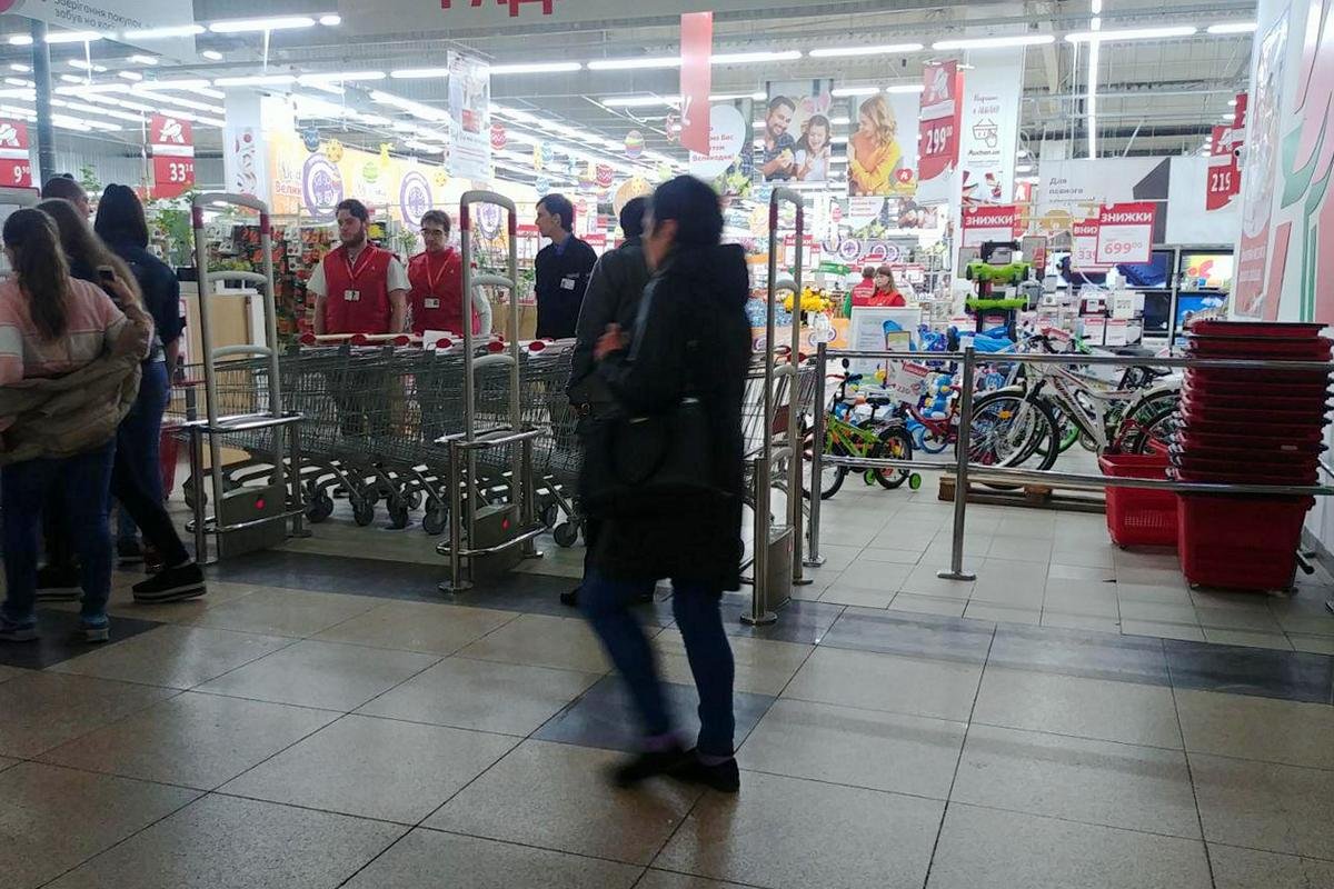 Посетителей попросили покинуть помещение супермаркета