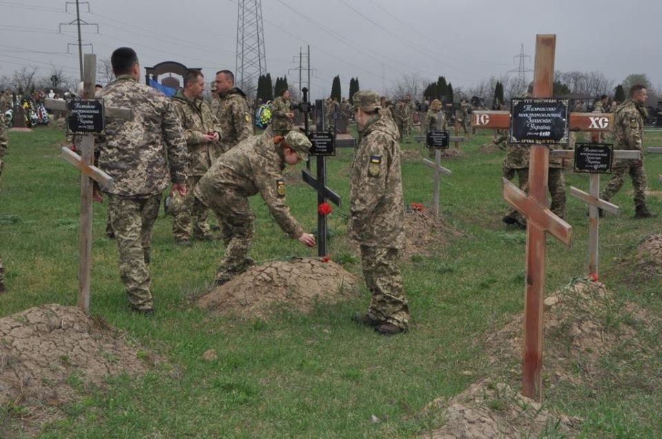 Возложили цветы на могилы воинов