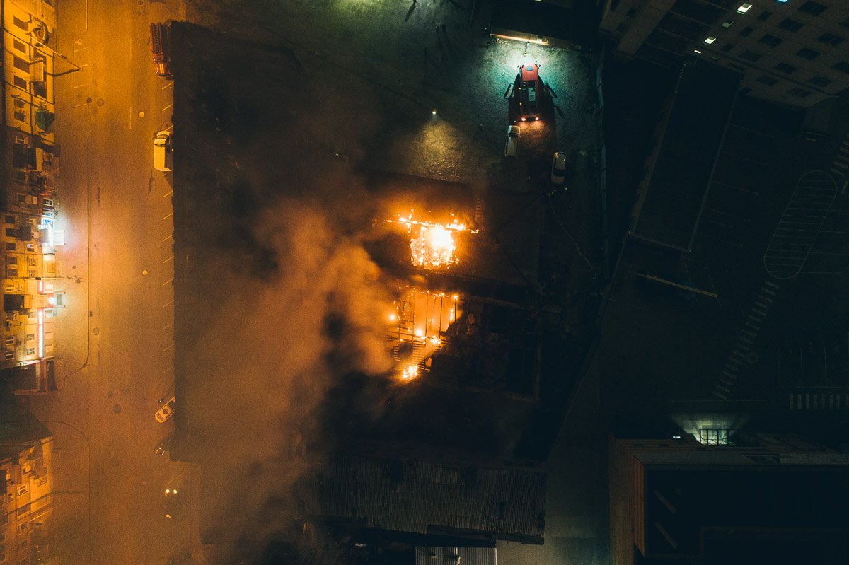 Напротив "Мост-сити" горели два заброшенных здания