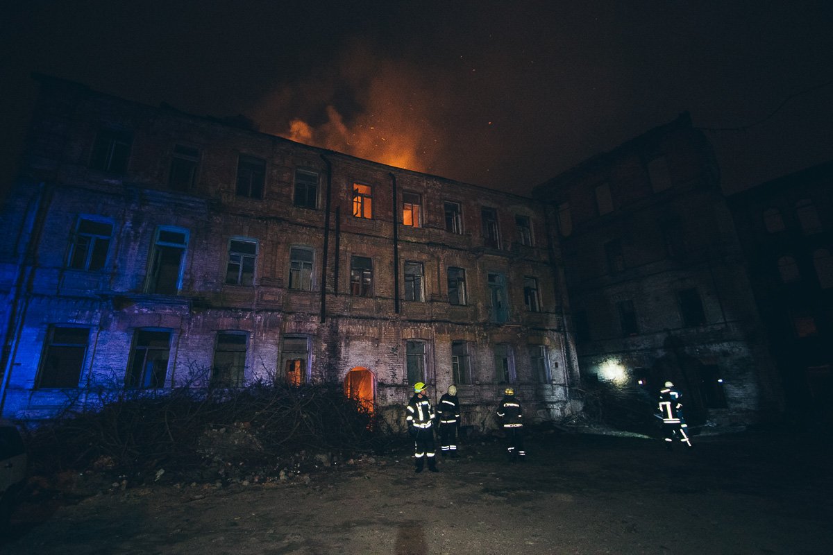 Внутри здания находилось трое человек