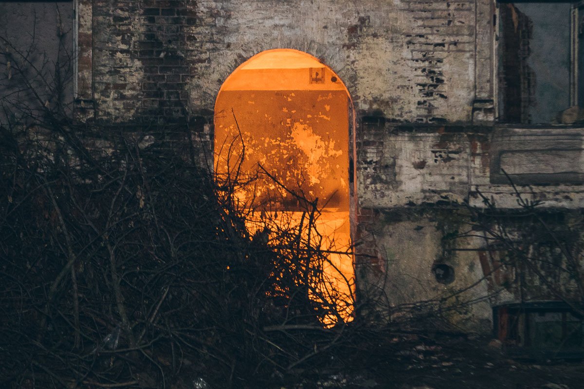 Спасатели и патрульные вывели людей из помещения