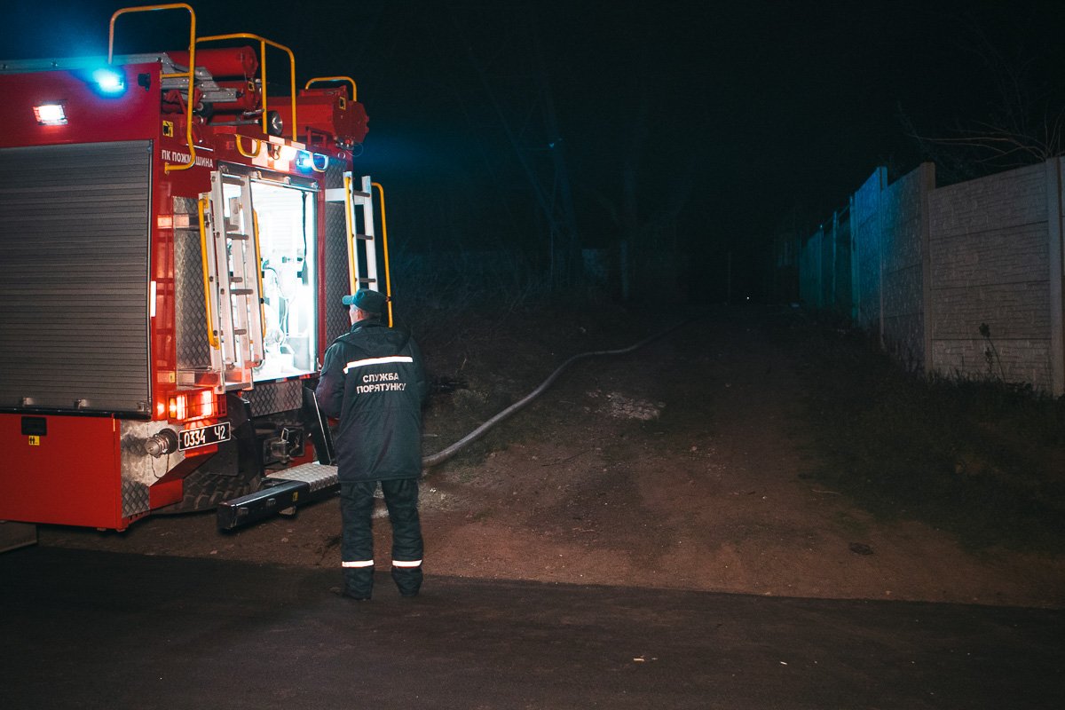 Спасателям потребовалось более часа, чтобы потушить здание