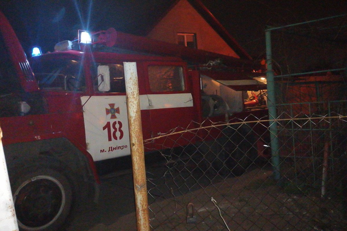 Из-за пожара улицу окутал едкий дым