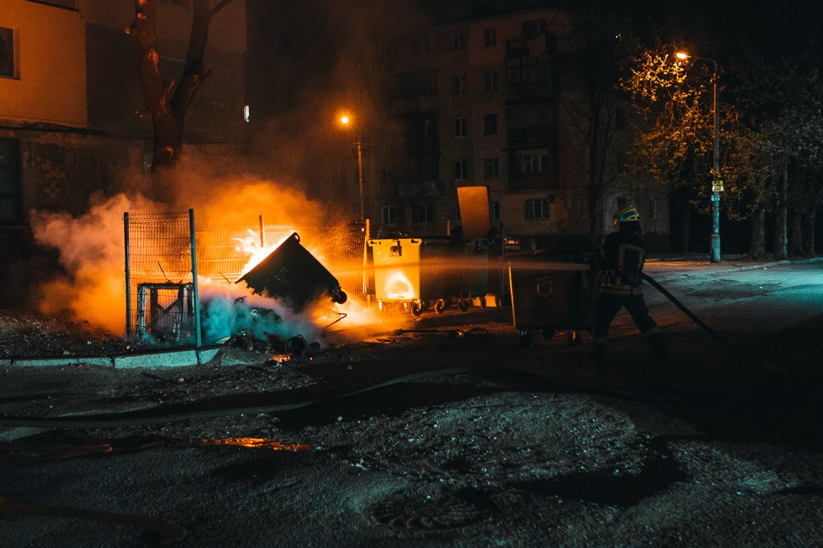 Спасателям потребовалось всего несколько минут, чтобы потушить баки