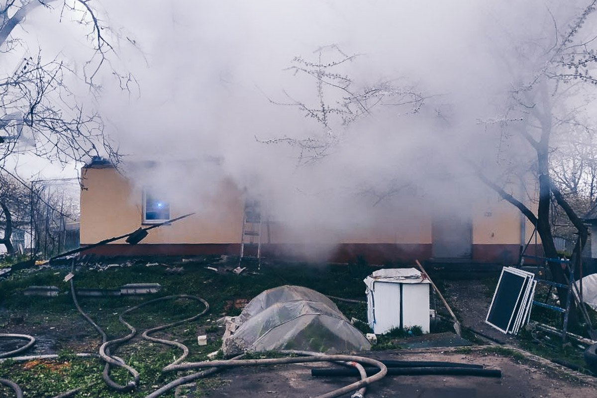 На борьбу с огнем направили три бригады спасателей На борьбу с огнем направили три бригады спасателей