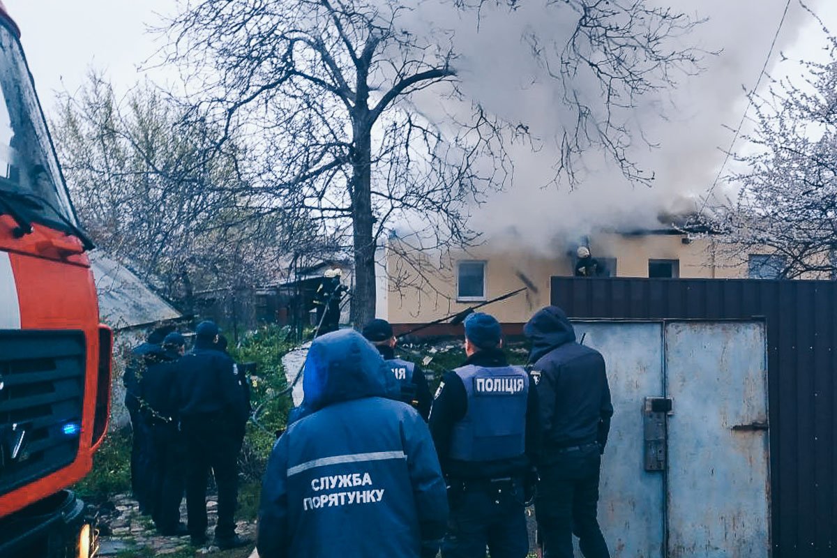 Пожар оказался настолько сильным, что улицу окутал густой и едкий дым Пожар оказался настолько сильным, что улицу окутал густой и едкий дым