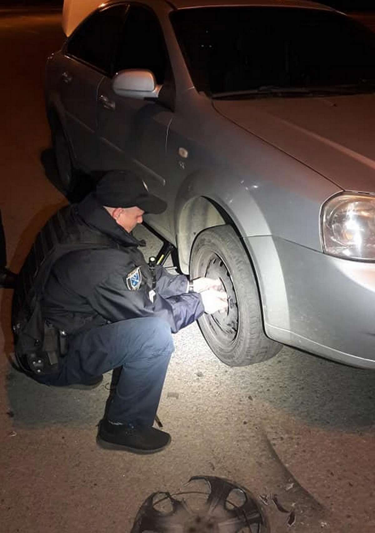 Патрульные помогли мужчине поставить запасное колесо Патрульные помогли мужчине поставить запасное колесо