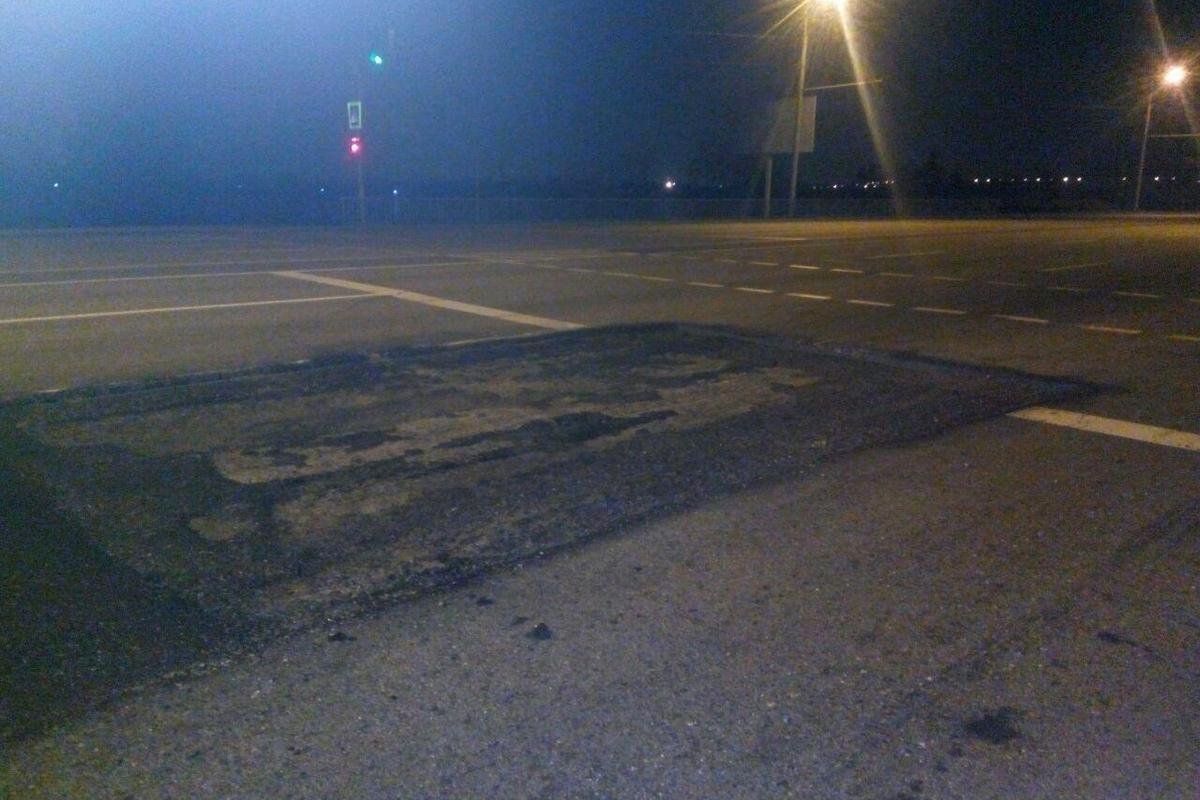 Небольшой участок срезанного асфальта находится недалеко от перекрестка Набережной Заводской с улицей Павлова Небольшой участок срезанного асфальта находится недалеко от перекрестка Набережной Заводской с улицей Павлова