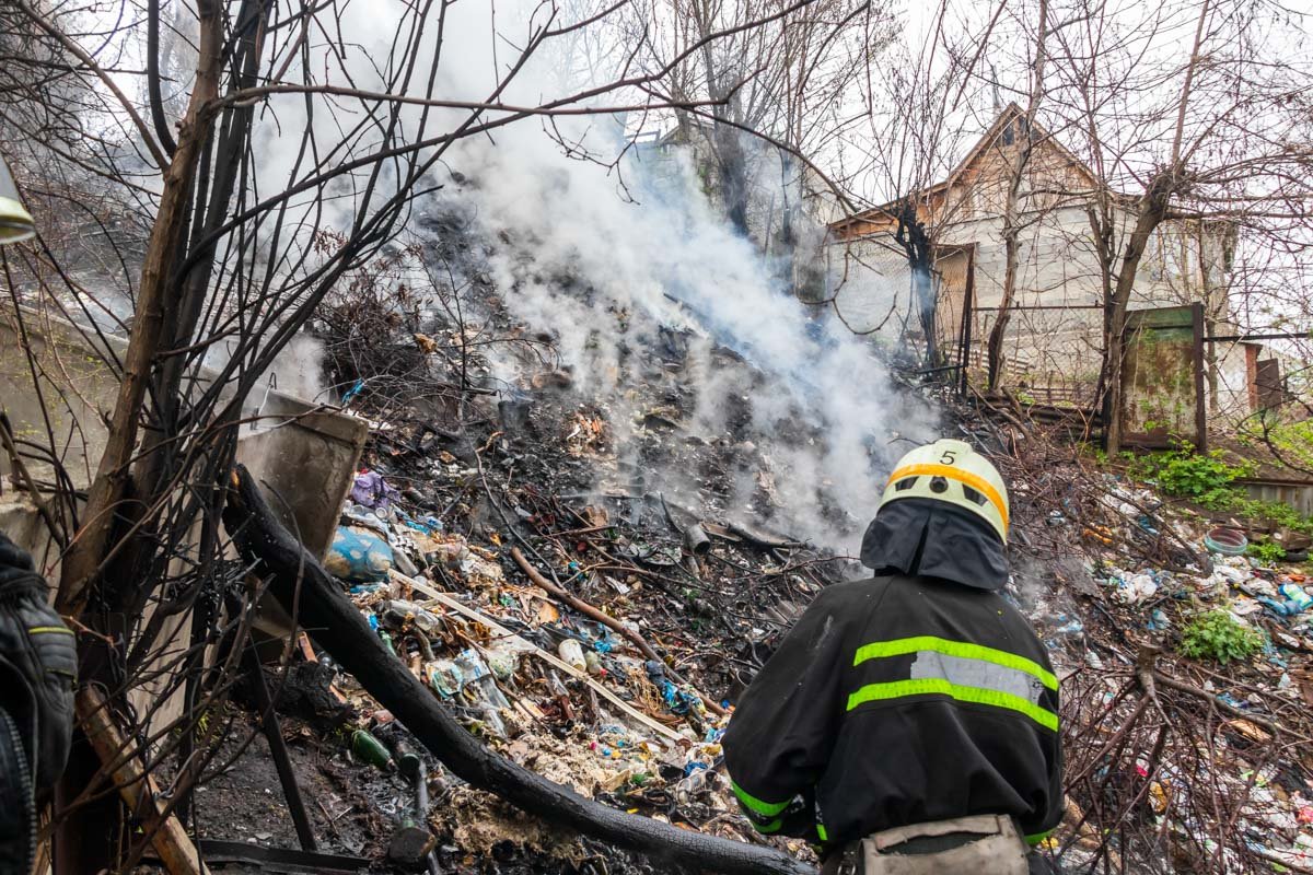 Свалка расположена возле домов Свалка расположена возле домов