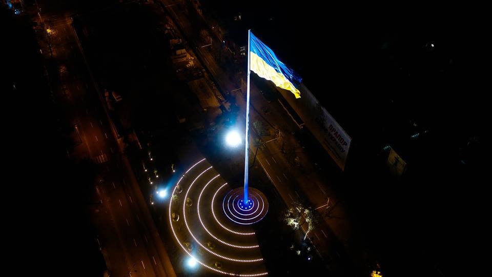 Самый высокий флаг Украины привлекает внимание даже в темноте Самый высокий флаг Украины привлекает внимание даже в темноте