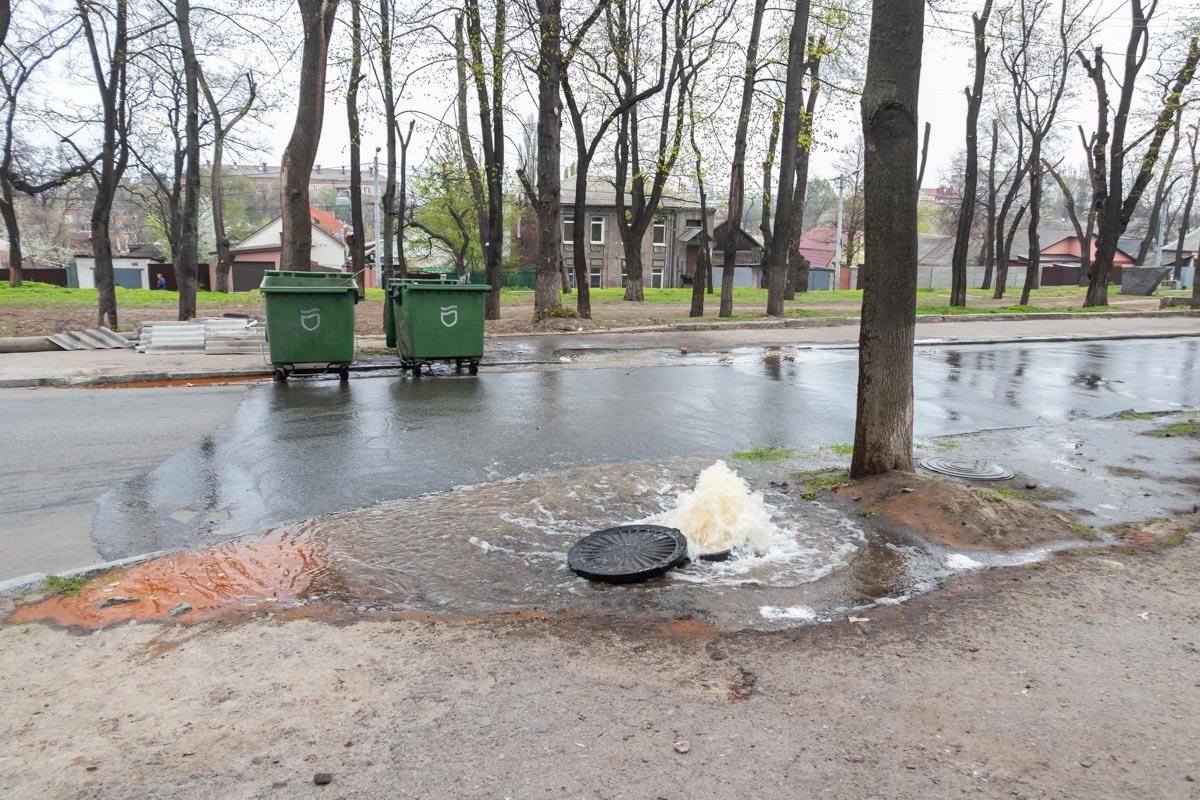 Вода течет из люка в районе 51-й школы Вода течет из люка в районе 51-й школы