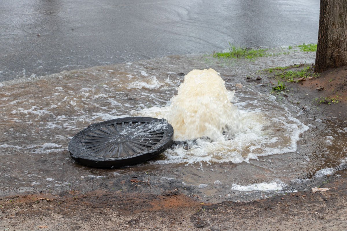 Видимо, воды на дорогах пока недостаточно для того, чтобы на проблему обратили внимание коммунальные службы города Видимо, воды на дорогах пока недостаточно для того, чтобы на проблему обратили внимание коммунальные службы города