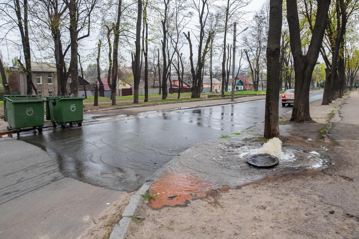 Ручей уверенно бежит по проезжей части, заливая квартал Ручей уверенно бежит по проезжей части, заливая квартал