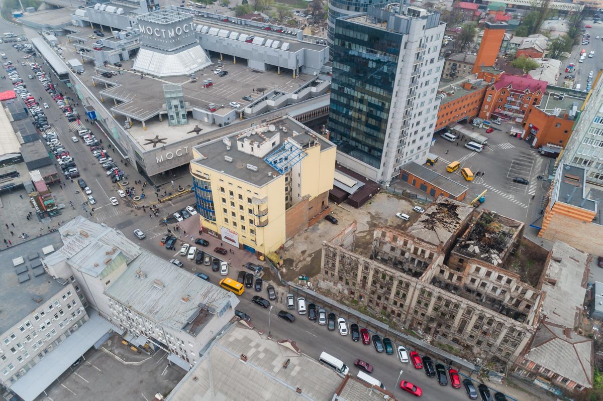 И смысл их существования вот в чем: дома знают, что они здесь — лишние