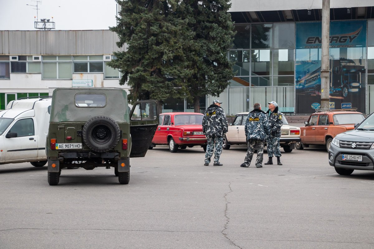 Пассажиров рейса «Киев — Днепр», которые только приземлились, не выпускали из самолетов Пассажиров рейса «Киев — Днепр», которые только приземлились, не выпускали из самолетов