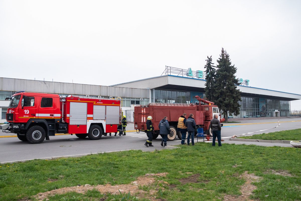 О том, что здание заминировано, многие догадались по прибывшим на место сотрудникам спецслужб О том, что здание заминировано, многие догадались по прибывшим на место сотрудникам спецслужб