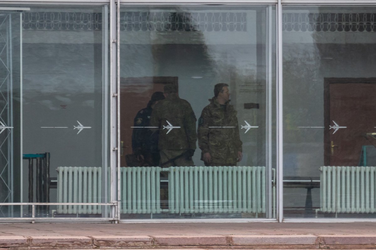 Взрывотехники осмотрели здание аэропорта и прилегающую к нему территорию Взрывотехники осмотрели здание аэропорта и прилегающую к нему территорию