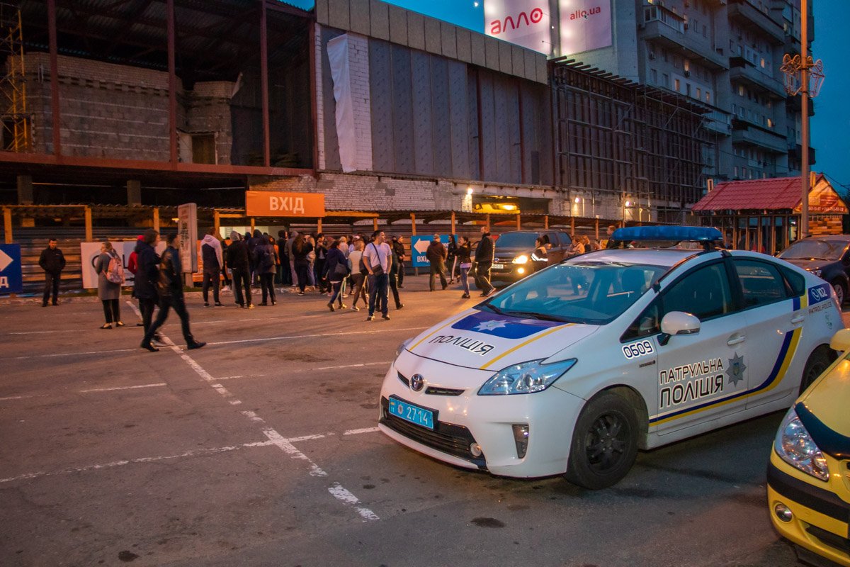3 торговых центра оказались под угрозой 3 торговых центра оказались под угрозой