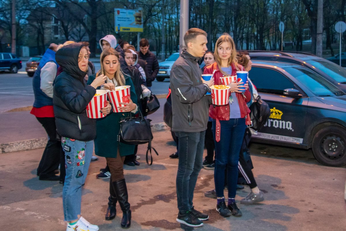 Посетителей кинотеатра также вывели на улицу посреди сеанса Посетителей кинотеатра также вывели на улицу посреди сеанса