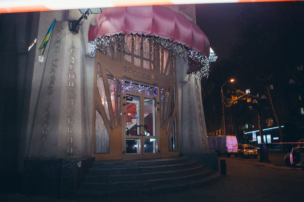 Сообщение о минировании "Европейского" поступило приблизительно в 20:20 Сообщение о минировании "Европейского" поступило приблизительно в 20:20