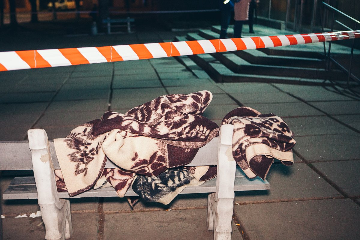 На улице было достаточно холодно, а потому постояльцы забирали теплые вещи На улице было достаточно холодно, а потому постояльцы забирали теплые вещи