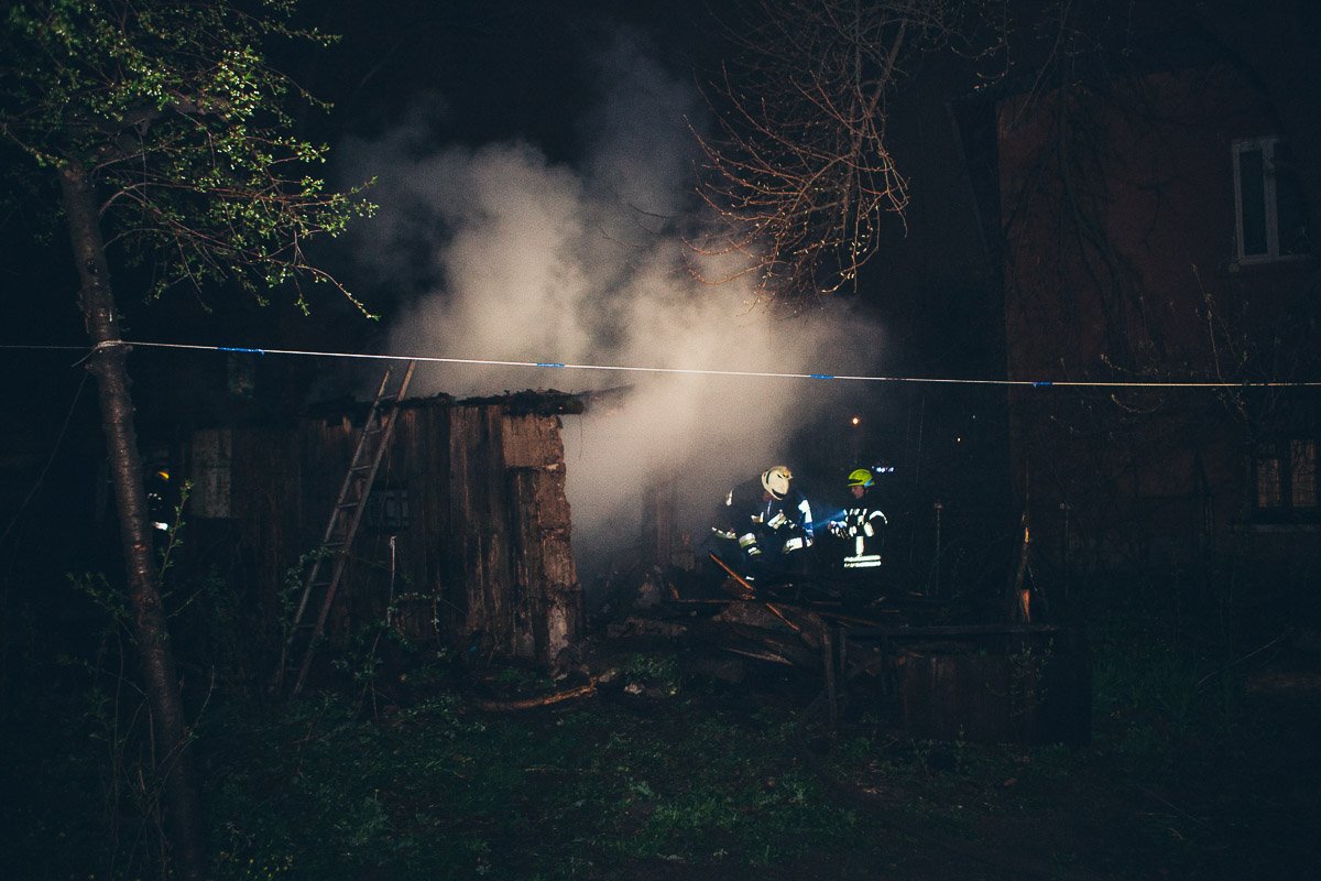 На борьбу с огнем немедленно направили несколько бригад 19-й пожарно-спасательной части