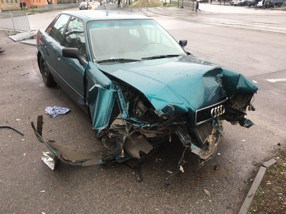 Автомобиль сильно поврежден Автомобиль сильно поврежден