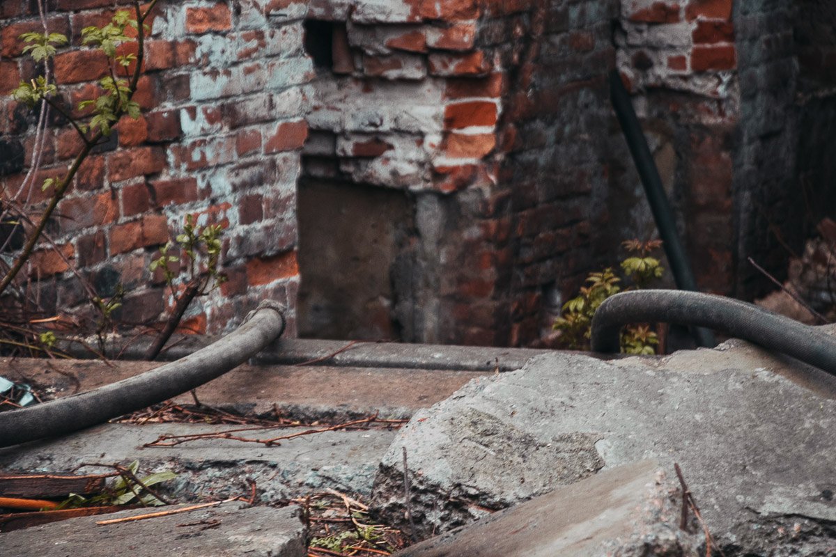 Местные сообщают, что в здании обитают бездомные