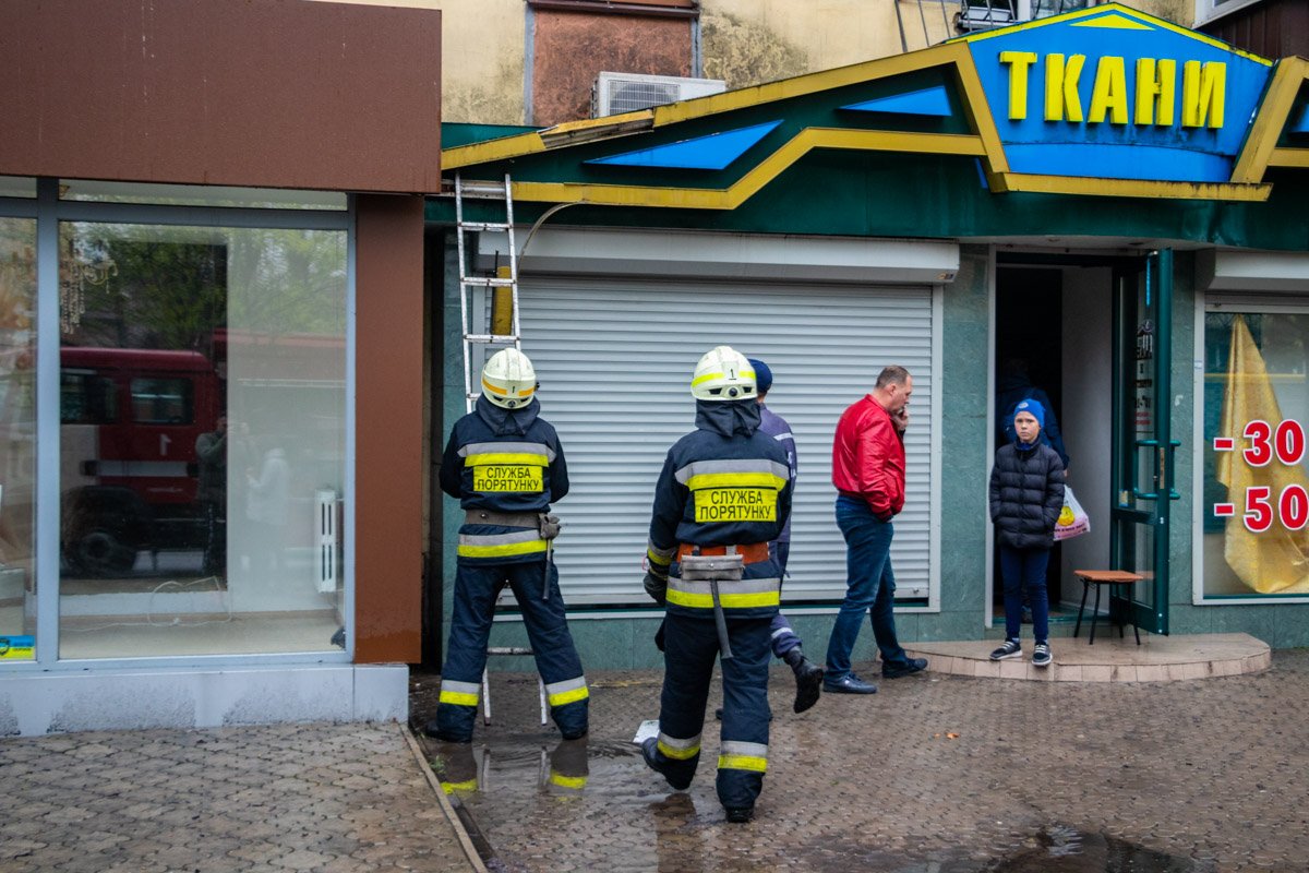 Соседи вызвали на место происшествия полицию, врачей скорой помощи и спасателей Соседи вызвали на место происшествия полицию, врачей скорой помощи и спасателей