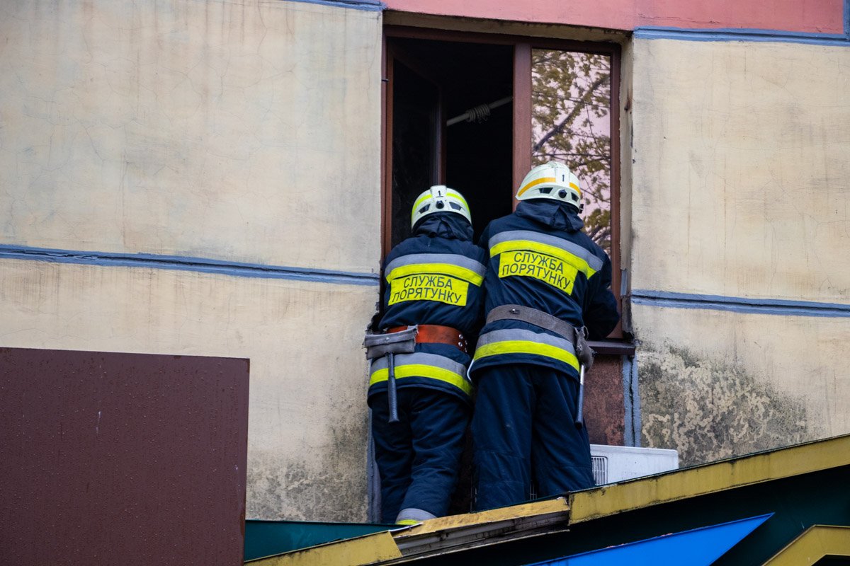 Возгорание произошло на 2 этаже жилого 5-этажного дома Возгорание произошло на 2 этаже жилого 5-этажного дома