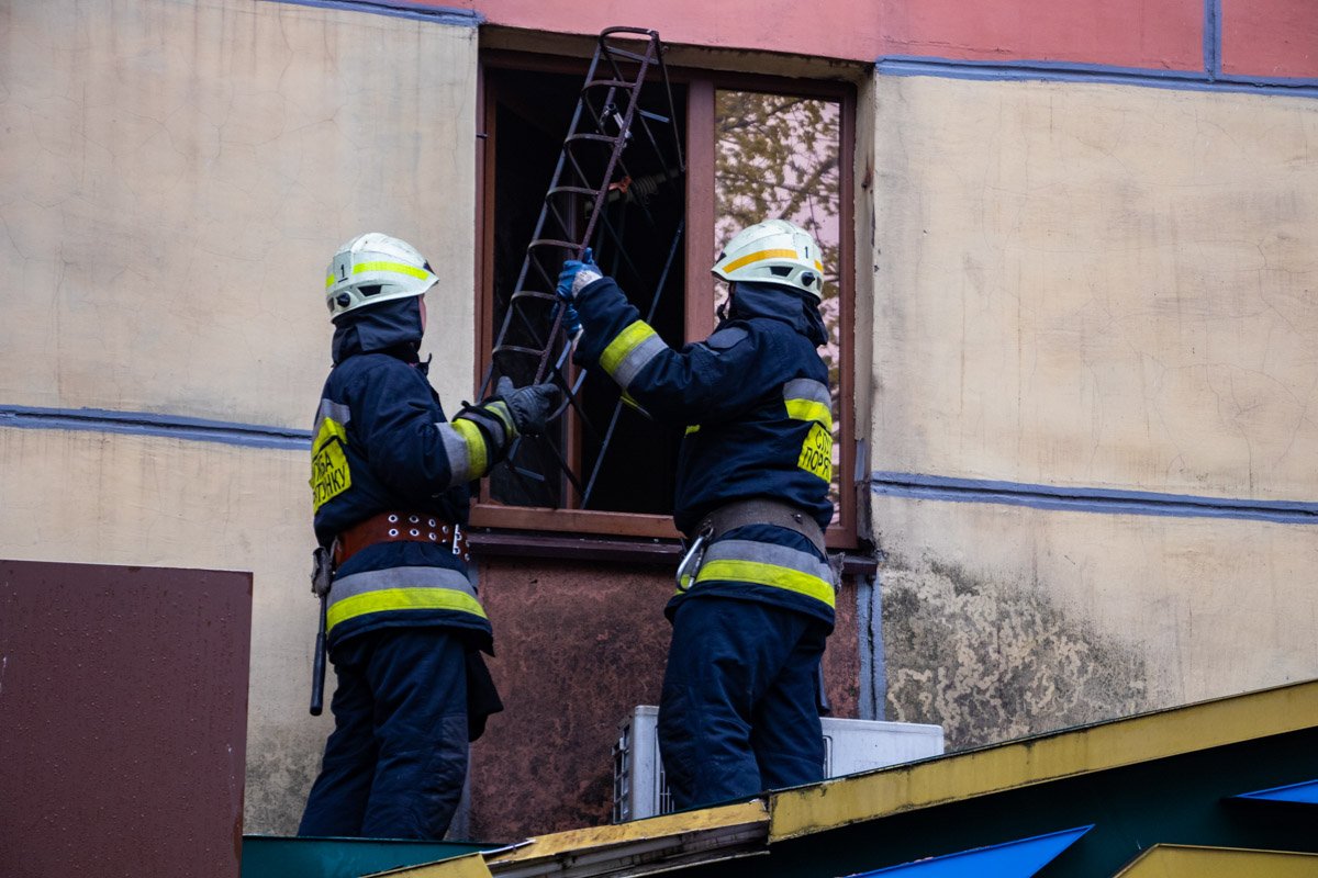 Пожарные срезали решетку, чтобы спасти женщину  Пожарные срезали решетку, чтобы спасти женщину