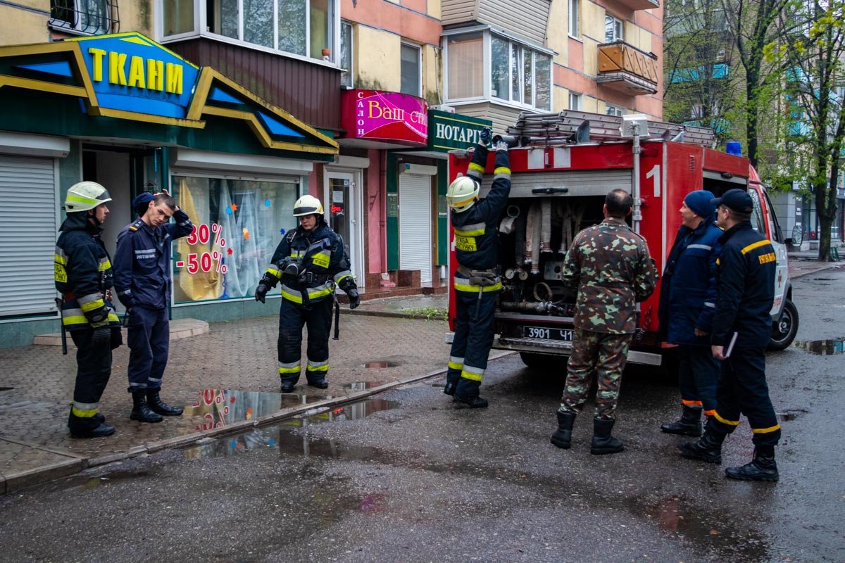 атрульные сообщили, что по словам владелицы квартиры, она поставила свечки, чтобы помянуть умершую бабушку и легла спать атрульные сообщили, что по словам владелицы квартиры, она поставила свечки, чтобы помянуть умершую бабушку и легла спать